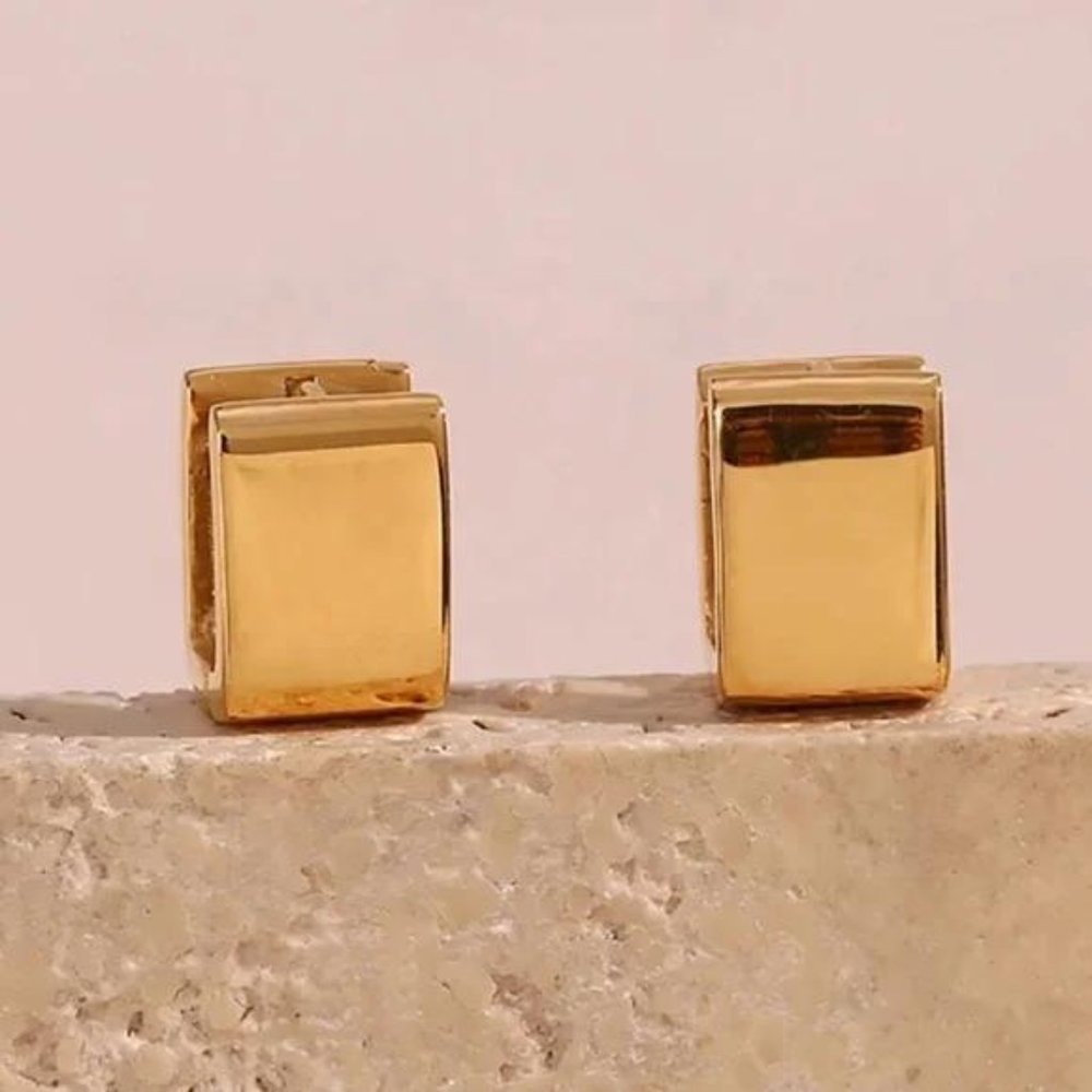 NEW 18K GOLD SQUARE EARRINGS, NICE EARRINGS, CUTE EARRINGS. - Picture 5 of 7